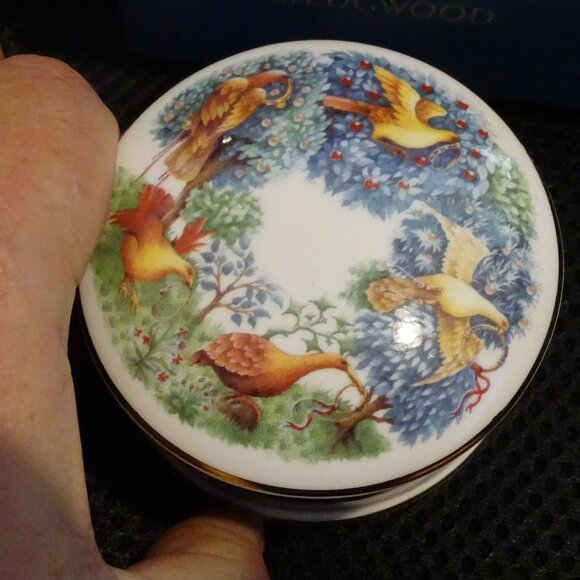 Wedgewood 5 Gold Rings Twelves Days of Christmas Round Trinket Box - Picture 2 of 6